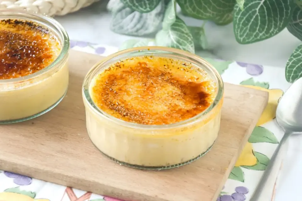 Crème brûlée casera con crema sedosa y caramelo crujiente